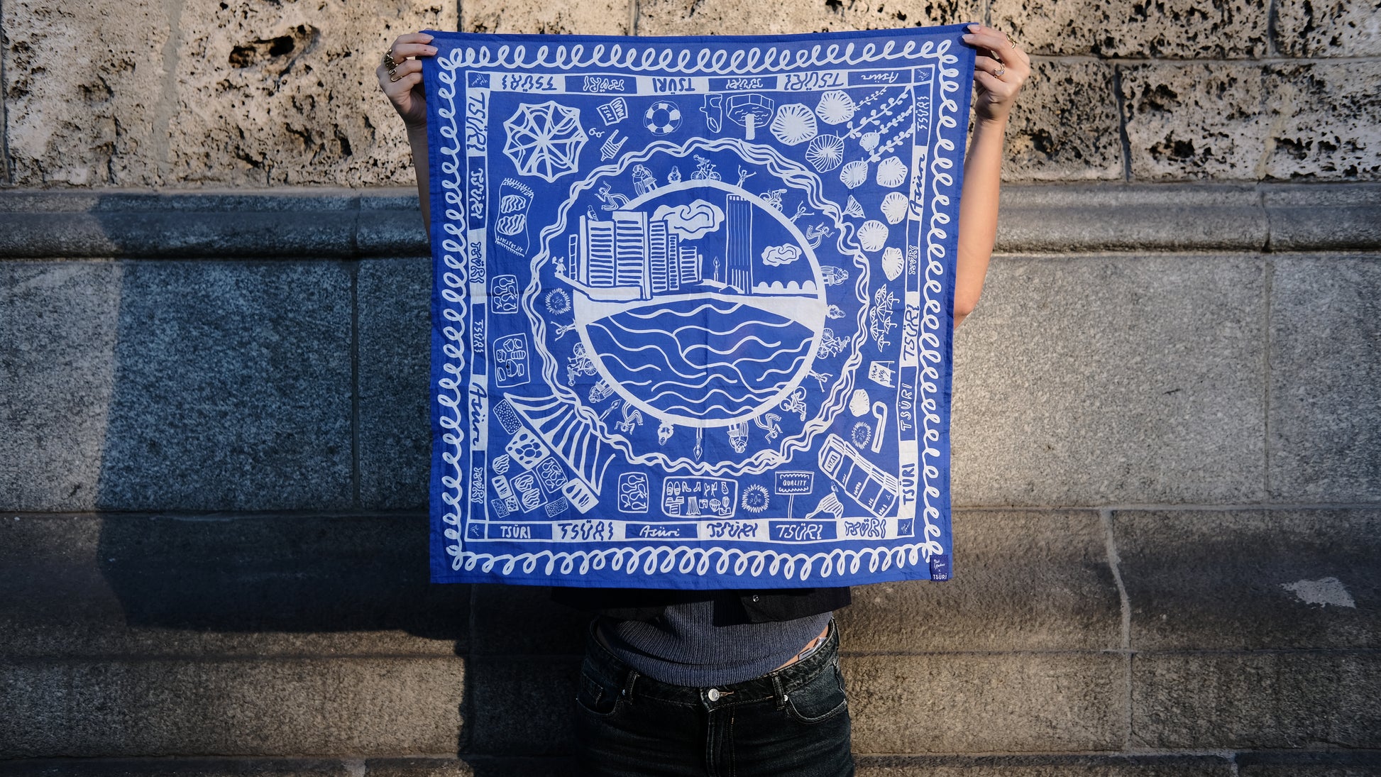Züri Foulard mit Zürich-Motiven von Yael Anders, 70x70 cm, 100 % Baumwolle – vielseitig als Accessoire, Deko oder Geschenk verwendbar