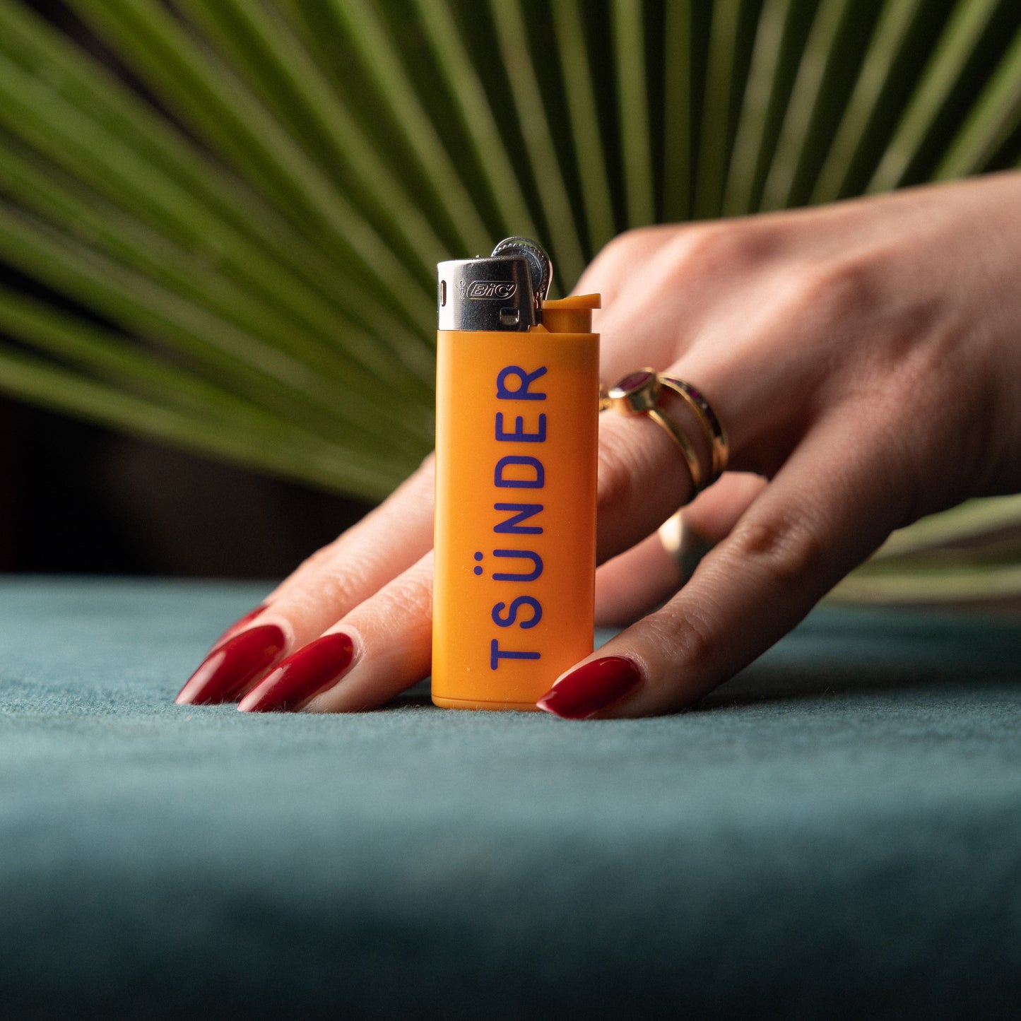 Tsünder Feuerzeug – BIC-Feuerzeug in Orange mit violettem Print