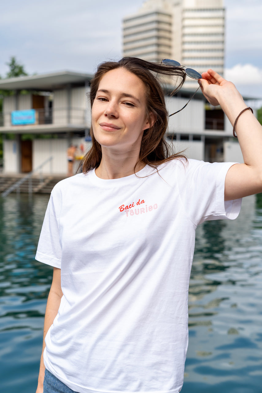 Weisses T-Shirt mit der Aufschrift Baci da Tsurigo