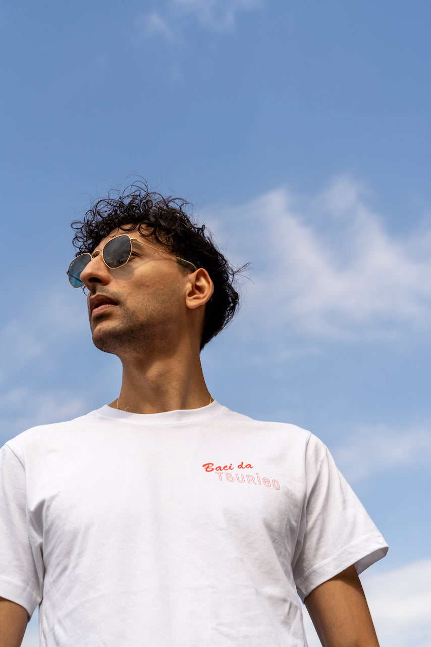 Weisses T-Shirt mit der Aufschrift Baci da Tsurigo