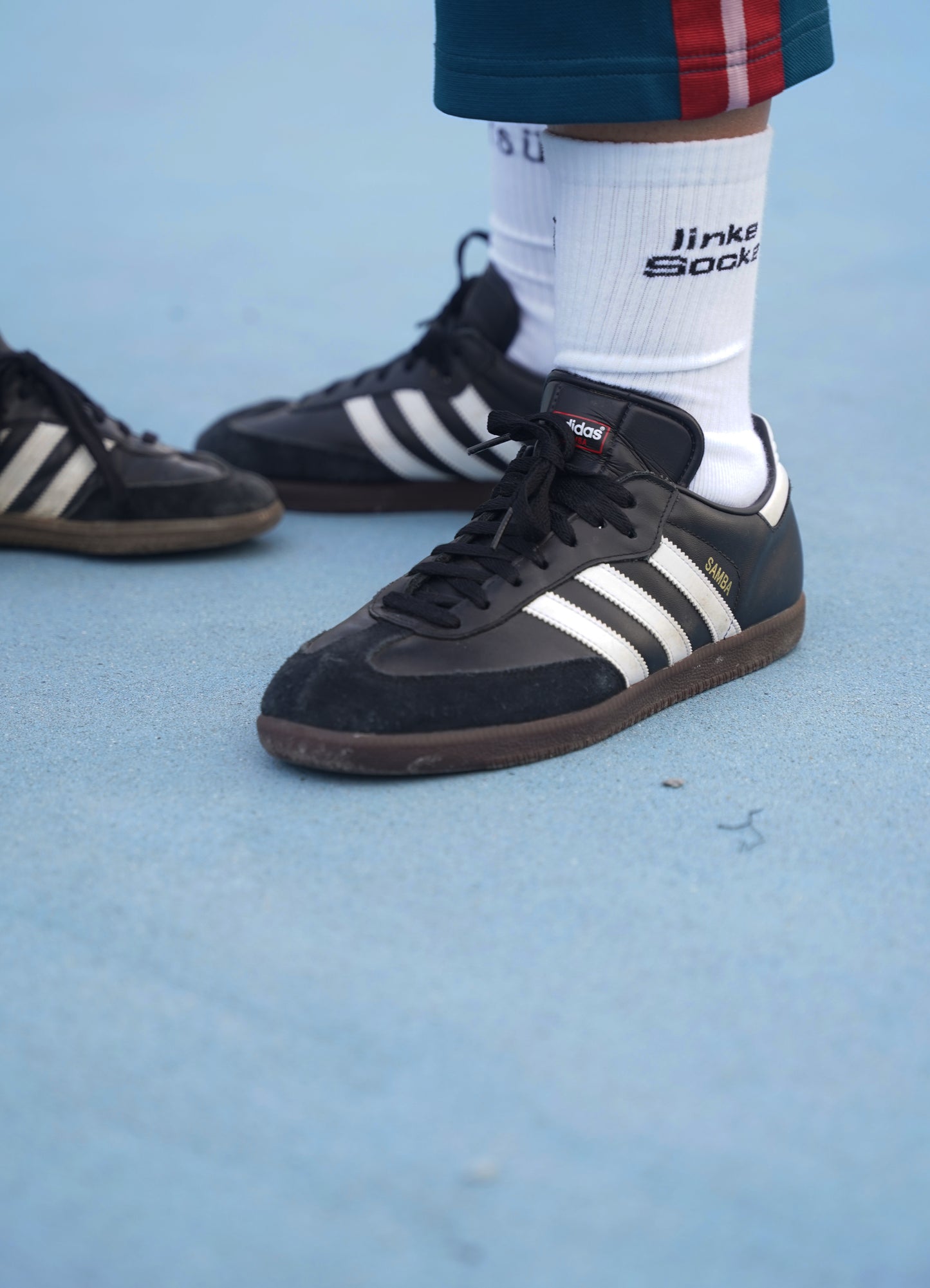 Weisse Sportsocke mit der Aufschrift Linke Socke und Tsüri